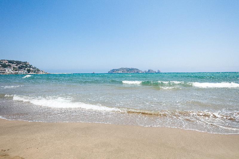 Apartamentos Salles Beach ลาเอสตาร์ติต ภายนอก รูปภาพ