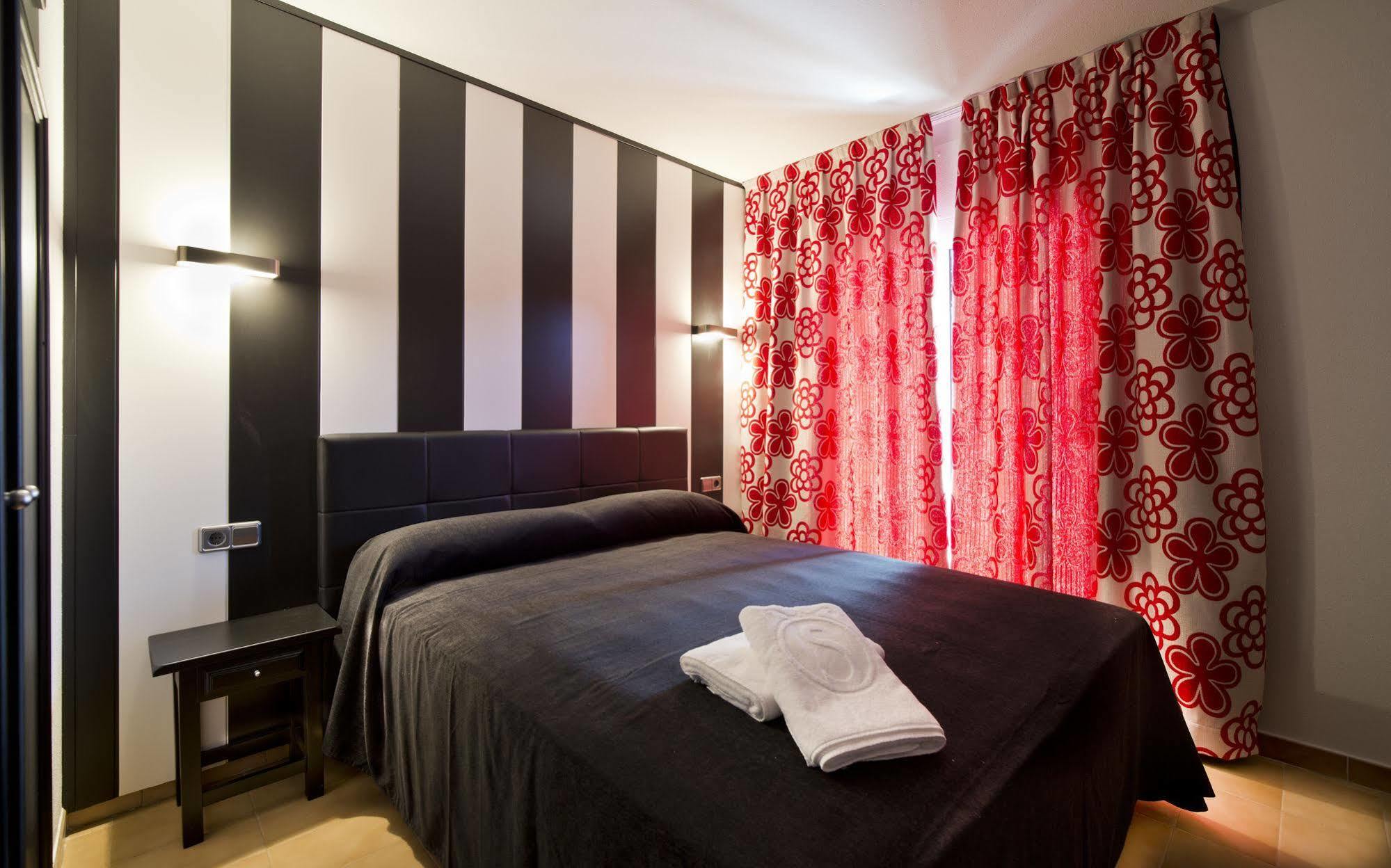 Apartamentos Salles Beach ลาเอสตาร์ติต ภายนอก รูปภาพ